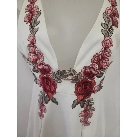 L'ATISTE BY AMY White Floral Embroidered Deep V Neck Fit Flare Dress - Picture 3 of 7